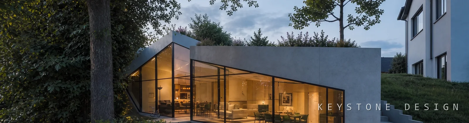 Visualisierung in Abendstimmung: warm erleuchtete Glasfront, Wohnebene dahinter